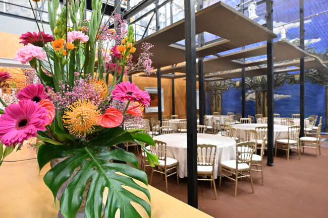 Das Theater - ein riesiges Blumenmeer - 