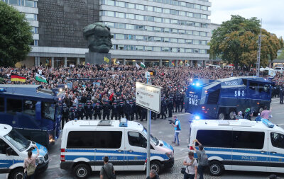Chemnitz, 27. August 2018: Polizisten stehen in der Innenstadt am Karl-Marx-Monument bei einer Kundgebung der rechten Szene, um ein Aufeinanderprallen von rechten und linken Gruppen zu verhindern.