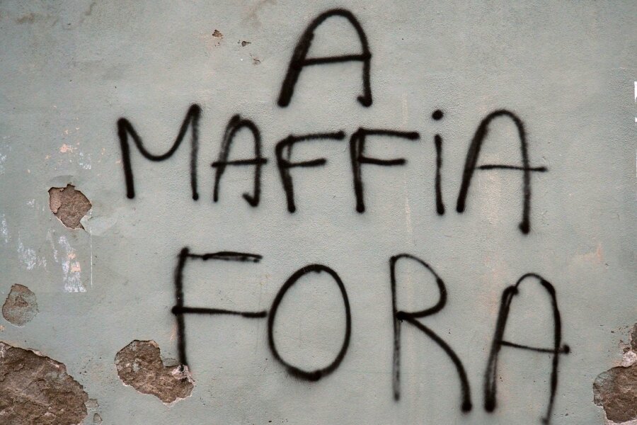 Das Treiben der korsischen Mafia - An eine Hausmauer in der korsischen Küstenstadt Bastia steht auf Korsisch geschrieben "Mafia raus".