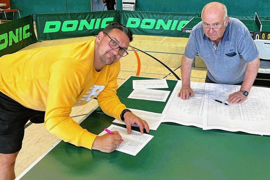"Das Turnier wird sogar international bestens besetzt sein": Thumer faszinieren Tischtennissportler - Stefan Meiner (links) und Holger Decker bei der Auslosung über den großen Schnittmusterbögen. 