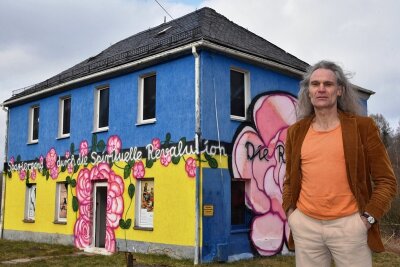 Das Ukrainehaus an der B 92 bei Adorf: Ein Rebell und sein Kunstprojekt - Künstler Oliver Martin Steuer vor dem Gebäude an der Bundesstraße: 2014 hat er die ehemalige Dorfschule von Leubetha gekauft und daraus ein Kunstprojekt gemacht. Die rosa Rose steht für die stille Revolution.