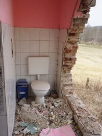 Das Ukrainehaus an der B 92: Ein Rebell und sein Kunstprojekt - Brachial: Für den "Crashroom" wurde Mauerwerk herausgerissen.