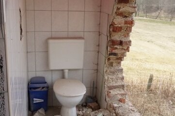 Das Ukrainehaus an der B 92: Ein Rebell und sein Kunstprojekt - Brachial: Für den "Crashroom" wurde Mauerwerk herausgerissen.