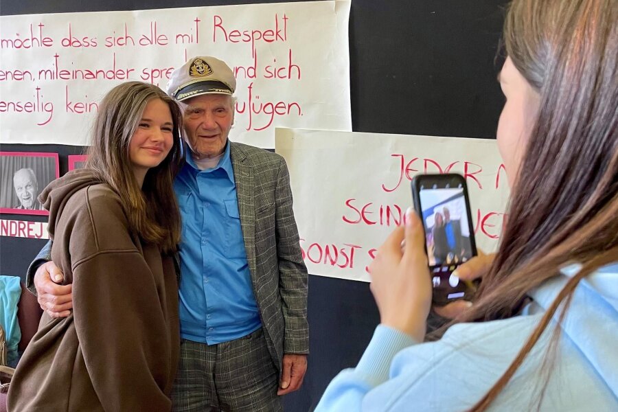 Das ultimative Andenken 2024: Ein Foto mit dem Mann, der das KZ Buchenwald überlebt hat - Ein Foto mit dem Überlebenden des KZ in Buchenwald – dafür standen die Jugendlichen nach der Gesprächsrunde lange an.