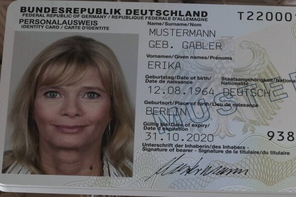 Das unbekannte Leben einer bekannten Frau -  Gilt als Durchschnittsdeutsche: Erika Mustermann. Ihr Geburtsdatum wurde im Laufe der Zeit immer wieder verändert und angepasst. Ursprünglich feierte sie aber am 12. September Geburtstag.
