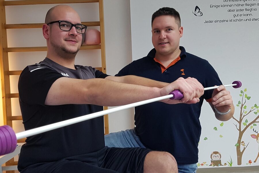 Das verrückte Vierteljahr einer Oelsnitzer Physiotherapie-Praxis - Praxis-Inhaber Philipp Stöß (rechts) zeigt mit Felix Steiniger eine Übung.