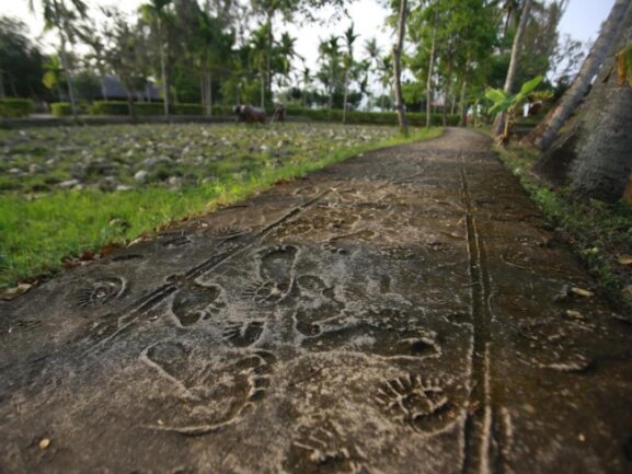 Die rekonstruierten Fußabdrücke von vietnamesischen Dorfbewohnern und US-Soldaten sind Teil des Mahnmals für das Massaker von My Lai.