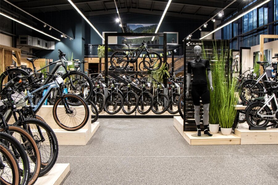 Das Vogtland als neues Fahrrad-Mekka? Nächster Zweiradhändler siedelt sich in Plauen an - Viel Licht und Holz: So wie dieser Cube-Store in Hofheim am Taunus soll auch die Plauener Filiale gestaltet sein.