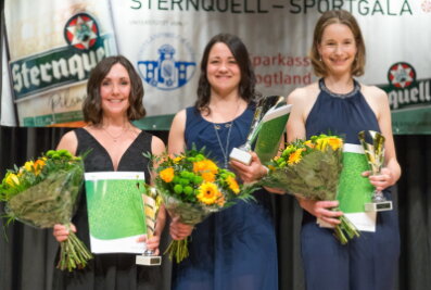 Das Vogtland feiert seine Sportasse - Bei den Frauen gewann Kufenflitzerin Denise Roth (Mitte) die Umfrage vor Radsportlerin Claudia Weise (rechts) und Flossenschwimmerin Pia Lorenz (links).