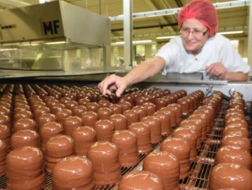 Das Vogtland schickt jeden Tag 400.000 süße Küsse in die Welt - Produktionsleiterin Petra Trentzsch überwacht die Herstellung der Schaumküsse.