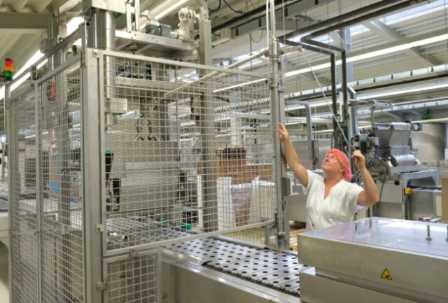 Das Vogtland schickt jeden Tag 400.000 süße Küsse in die Welt - Heike Seifert an der neuen Hörnchenmaschine, die zusammen mit dem Maschinen- und Werkzeugbau Fissek aus Mylau gebaut wurde.