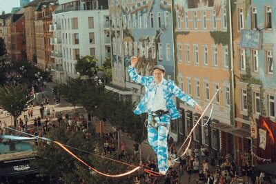 Das war das Kosmos 2022: Chemnitz überrascht sich selbst - Hoch hinaus ging es für Seilkünstler Ruben Langer. Er balancierte in zwölf Metern Höhe über dem Brühl-Boulevard. Unter ihm wurde derweil getanzt, gebastelt und gefeiert - und die Luft angehalten. 