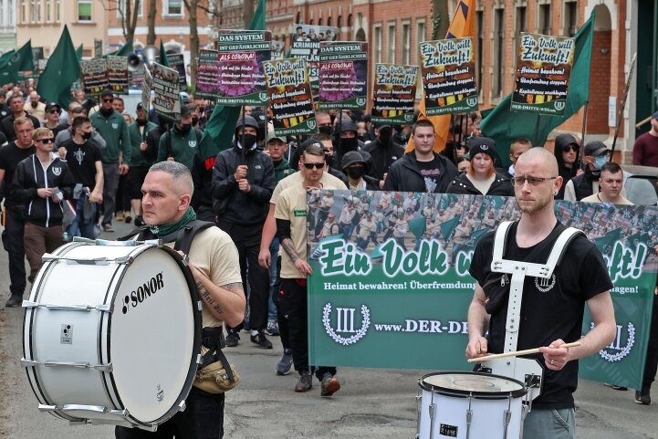 Die Partei "Der Dritte Weg" beim ihrem Marsch mit Trommlern zum 1. Mai durch Zwickau.