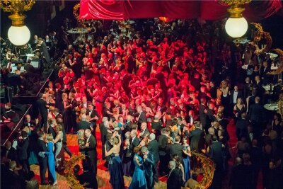 Das war der Chemnitzer Opernball 2019: Tanzen im Mondschein - Am Samstagabend drängten sich die Paare wieder auf der Hinterbühne des Chemnitzer Opernhauses. Etwa 900 Gäste besuchten den diesjährigen Ball im Theater. Das Motto lautete "Fly me to the Moon". 