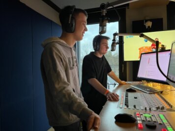 Jonas Balven und Blixa Schirmer moderieren die Morningshow "99.3 Frühflieger" beim Hochschulradio in Mittweida.