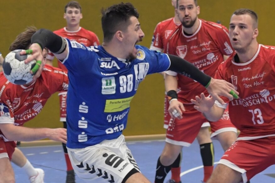 Trotz der vier Treffer von Goncalo Ribeiro (M., hier beim Heimspiel gegen Ferndorf) haben die Auer Handballer in der 2.Liga eine bittere Niederlage beim TV Hüttenberg hinnehmen müssen. 