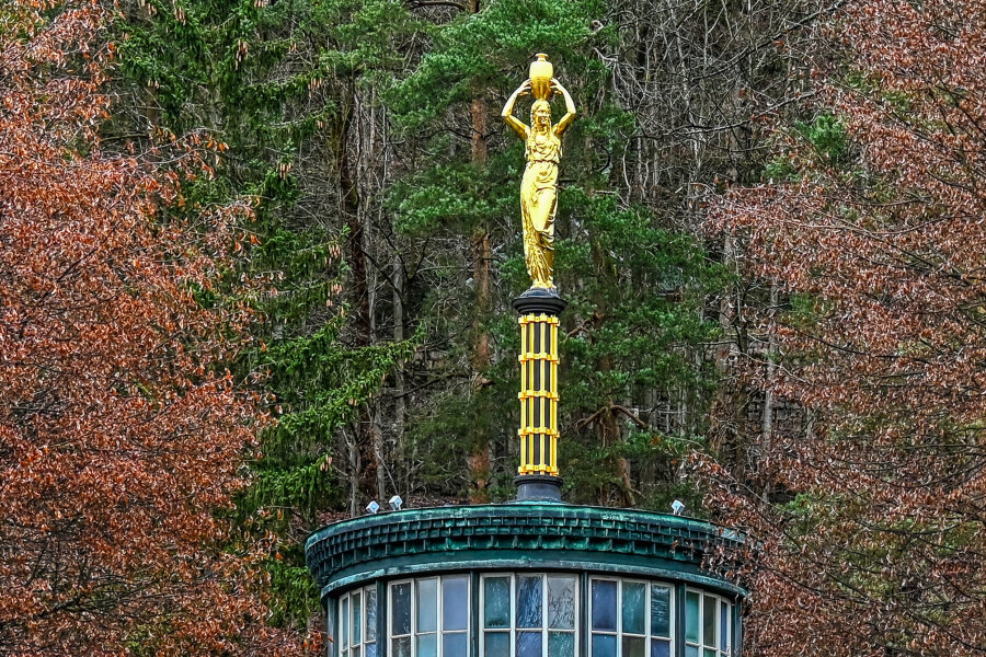 Das Werk der Woche: "Goldene Krugträgerin" in Bad Elster - Die "Goldene Krugträgerin" in Bad Elster nach Ludwig Schwanthaler (um 1840 und Mitte der 1930er-Jahre).