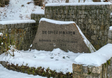 Das Werk der Woche - zum Tag des Gedenkens an die Opfer des Nationalsozialismus: Gedenkstein in Penig - Gedenkstein am ehemaligen Außenlager des KZ Buchenwald in Penig.