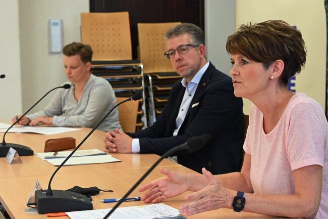 Cornelia Utech, die Leiterin des Sozialamtes (vorn), Bürgermeister Ralph Burghart und Janette Füseler vom Stadtsportbund.