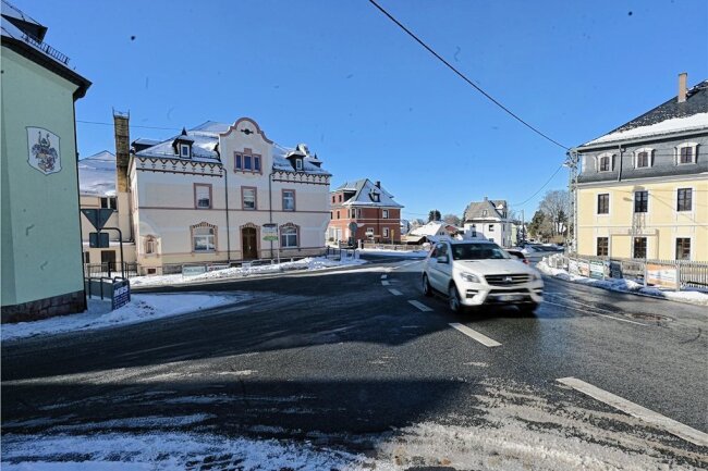 Das wird hart: Bundesstraße 169 zwischen Erzgebirge und Vogtland im Sommer dicht - Die Fünfwege-Kreuzung an der Auerbacher Straße (B 169) in Stützengrün. Von hier geht es nach Auerbach, Schneeberg, Schönheide, auf den Hübel und zum Skilift. Ab Juli kommt vier Monate kein Auto durch.