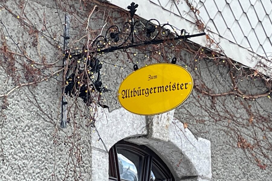 Das Wort „Altbürgermeister“ sorgt für Ärger in Grünhain-Beierfeld - Dieses Schild am Haus des ehemaligen Bürgermeisters Joachim Rudler in Beierfeld ärgert offenbar einige Beierfelder Bürger.