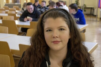 Das wünschen sich Berufsschüler und das hat das BSZ „Julius Weisbach“ in Freiberg zu bieten - Michelle Becher aus Oederan macht eine Ausbildung zur Einzelhandelskauffrau. Die 18-Jährige ist mit der Berufsschule zufrieden, wünscht sich jedoch mehr Freizeitangebote in der Nähe.