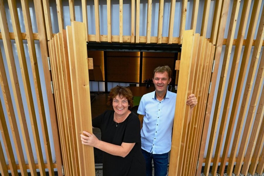 Ines und Roger Herold öffnen auf ihrem Hof die Tür zu "Terra.Hub", einem durch grüne Energie versorgten Gemeinschaftshaus.