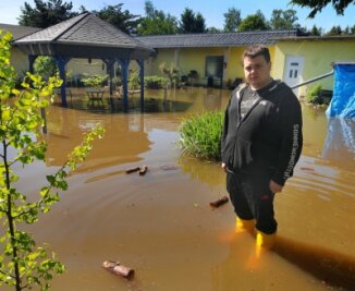 Das zweite Mal alles in der Flut verloren - Franz Scheithauer stand in Frankenberg drei Tage nach der Flut immer noch im Wasser vor seinem Elternhaus.