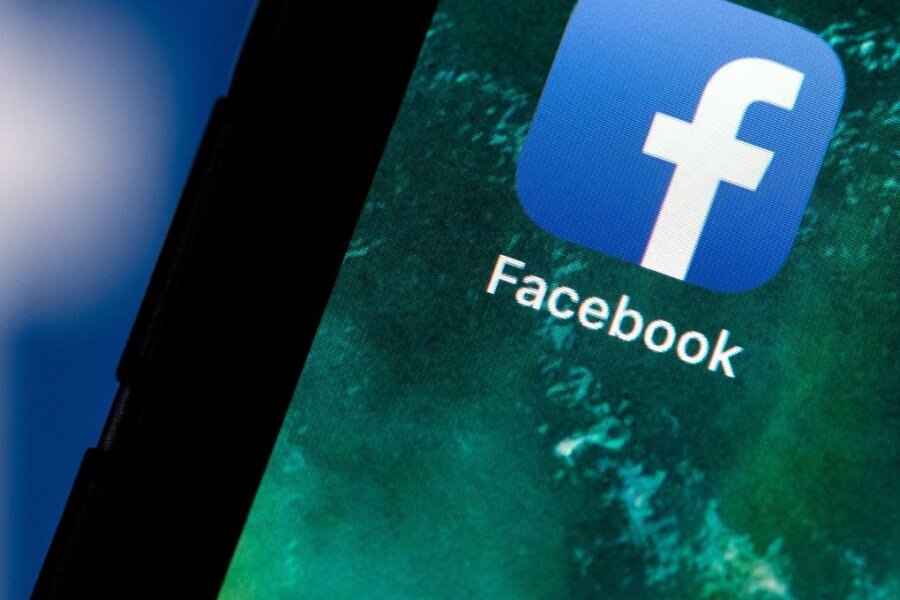 Datenschutz: Staatsregierung klagt gegen Facebook-Verbot - Auf dem Bildschirm eines Smartphones sieht man das Logo von Facebook.