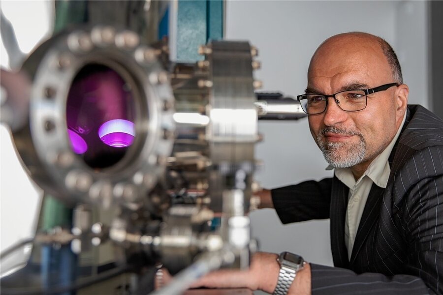 Professor Olav Hellwig an einer Anlage zur Herstellung magnetischer Dünnschichtsysteme an der TU Chemnitz. Zusammen mit anderen Wissenschaftlern erforscht er künftige Technologien für die Datenspeicherung und -übermittlung. 