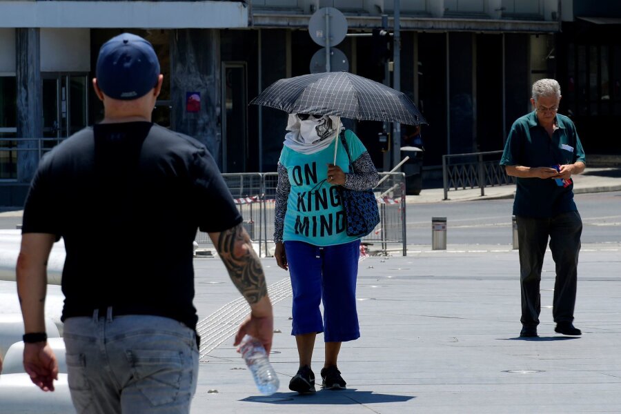 Dauer-Hitzewelle auf Zypern - Menschen in Nikosia: Seit Tagen leidet die Insel Zypern unter extremer Hitze.