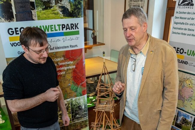 Denis Loos (l.) vom Geo-Umweltpark erhielt von Professor Uwe Ulrich Jäschke im Falkensteiner Museum den Nachbau des Turms.
