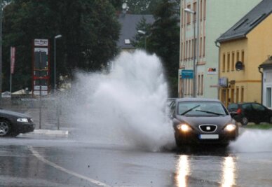 
              <p class="artikelinhalt">Verregnetes Wochenendwetter auf den Straßen von Flöha: Die Wassermassen auf der Augustusburger Straße machten so manchem Autofahrer schwer zu schaffen. Verkehrsunfälle wurden aber nicht gemeldet. </p>
            