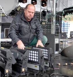 Dauerregen: Feste enden vorzeitig - Bei der Kirmes in Grüna wurde infolge des Starkregens Bühnentechnik von Mario Dalibors "Musikmühle" beschädigt. 