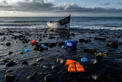 Dauerstreit Asyl: EU-Parlament stimmt für schärfere Regeln - Ein Holzboot, mit dem Flüchtlinge aus Marokko über den Atlantischen Ozean gefahren sind, liegt an der Küste der Kanarischen Inseln.