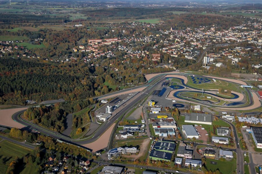 Dauerstreit um Lärm vom Sachsenring: Anwohnerin erhebt Vorwurf der Körperverletzung - Die Lärmkulisse des Sachsenrings sorgt wegen der unmittelbaren Nähe zur Stadt Hohenstein-Ernstthal seit Jahren für Streit.