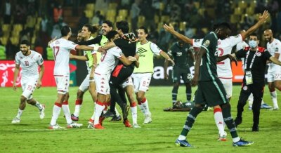 Daumendrücken aus der Ferne für die "Adler von Karthago" - Die tunesischen Fußballer jubeln nach dem überraschenden Achtelfinalsieg im Afrika-Cup über das favorisierte Team aus Nigeria. 