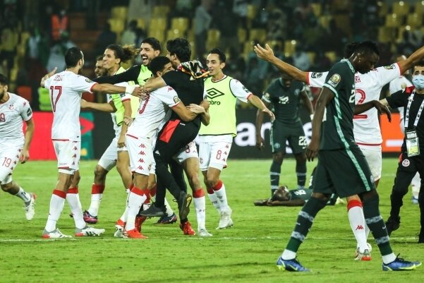 Daumendrücken aus der Ferne für die "Adler von Karthago" - Die tunesischen Fußballer jubeln nach dem überraschenden Achtelfinalsieg im Afrika-Cup über das favorisierte Team aus Nigeria. 