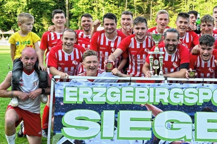 David bringt Goliath ins Wanken - Der Fußball-Erzgebirgspokal-Sieger 2023 heißt FC Stollberg. Im Finale bezwang der FCS den VfB Grünhain-Beierfeld nach Elfmeterschießen. 