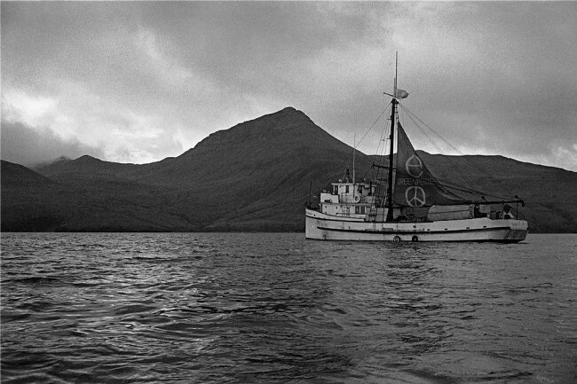 Das Schiff "Phyllis Cormack" ist 1971 in Alaska mit Umweltschützern von Greenpeace gegen Atombombentests unterwegs - es ist ihre erste Aktion. 