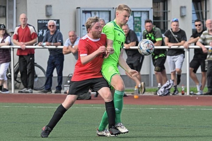 David hält gegen Goliath lange mit - Eintracht Werdau - links Lucas Seifert - hat sich im Derby dem FC Sachsen 90 Werdau nur knapp mit 0:1 geschlagen geben müssen. 