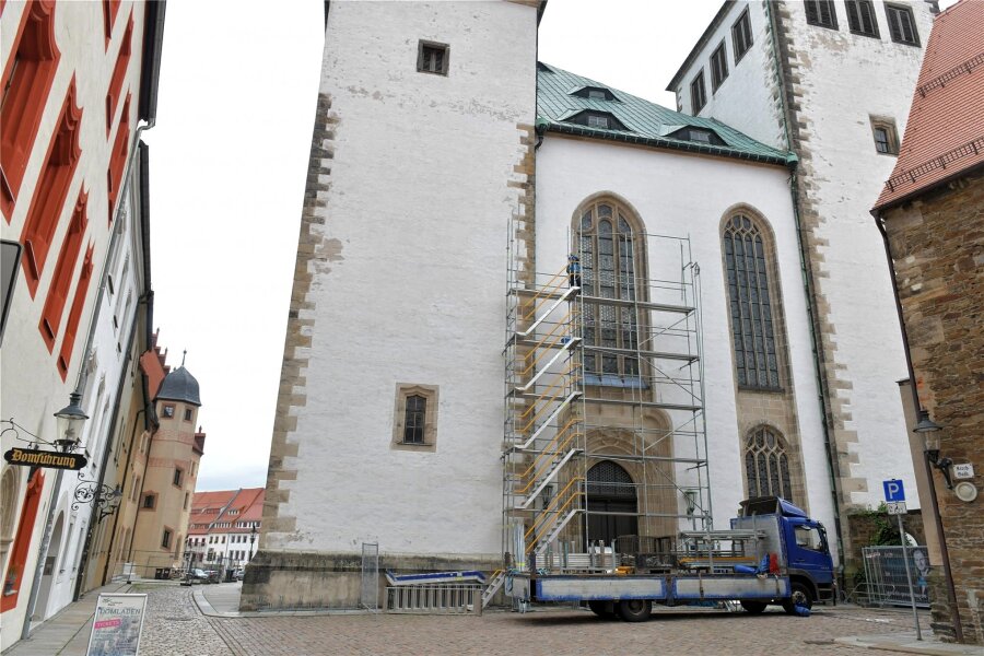 Davidstern am Dom St. Marien in Freiberg: Staatsschutz ermittelt - Auf die Fassade des Freiberger Doms wurde neben dem Haupteingang ein Davidstern angebracht.
