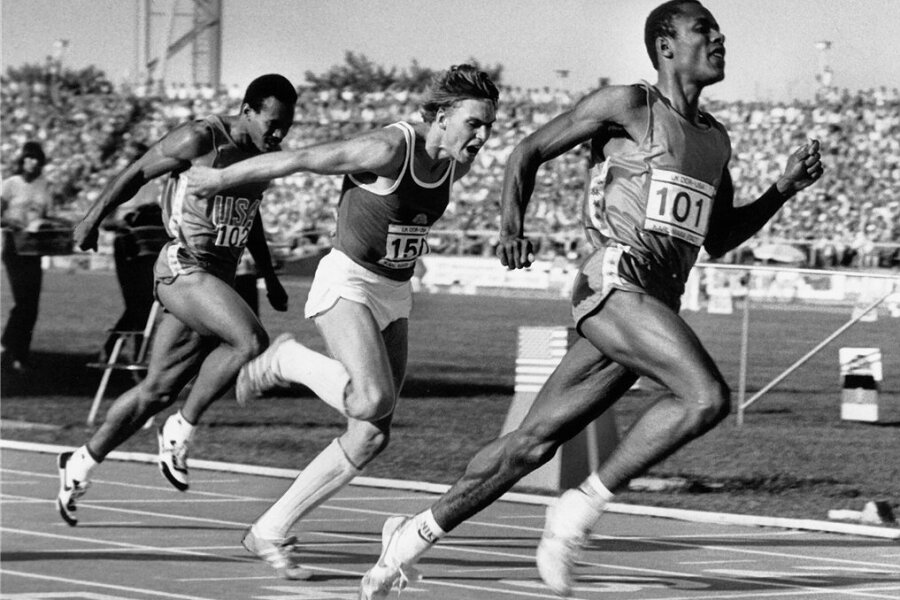 DDR gegen USA in Karl-Marx-Stadt: Vor 40 Jahren elektrisierte dieser Leichtathletik-Länderkampf die Massen - Sieg, aber kein Weltrekord. Der US-Amerikaner Calvin Smith gewinnt über 100 Meter vor Frank Emmelmann. 
