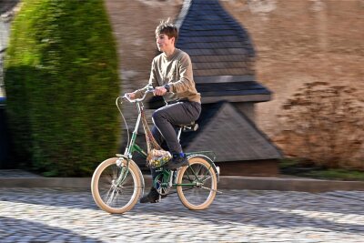 DDR-Kult in Burgstädter Garage: 16-Jähriger liebt alte Fahrräder und Schlager - Mit dem Klappfahrrad fährt Richard Heil eher selten, weil er jetzt lieber mit dem Moped unterwegs ist.
