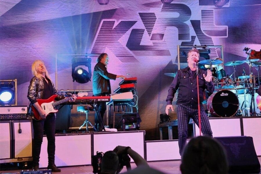 Die Musikgruppe Karat bei ihrem Auftritt im Freibad Penig. 