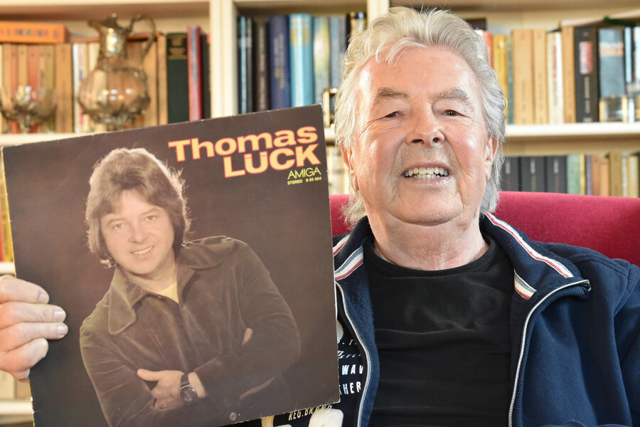 DDR-Schlagerstar Thomas Lück gestorben - Thomas Lück zeigt seine erste bei Amiga 1978 erschienene Solo-LP.
