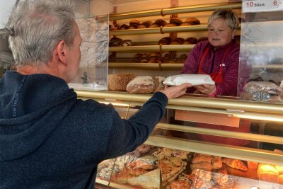DDR-Semmeln sind auch in Reumtengrün ein Renner - Verkäuferin Katja Koch bedient aus dem Verkaufswagen der Bäckerei Jahnsmüller am Dorfplatz in Reumtengrün einen Kunden.