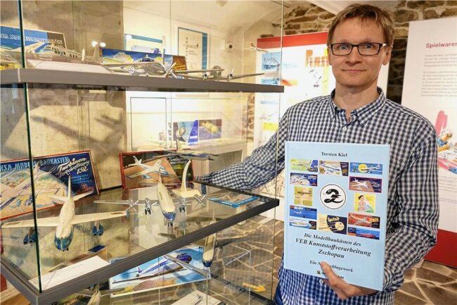 DDR-Spielzeug aus Zschopau: Wenn Schätze aus Kindertagen zu einem echten Schatz werden - In der neuen Sonderausstellung auf Schloss Wildeck präsentiert Torsten Kiel nicht nur einige seiner Modellflugzeuge, sondern auch sein Buch: ein Nachschlagewerk über die Produkte des VEB Kunststoffverarbeitung Zschopau. 