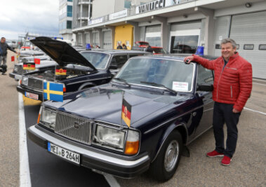 DDR-Staatskarossen drehen auf Sachsenring ihre Runden - Andreas Bönisch vor einem Volvo der DDR-Staatsführung.