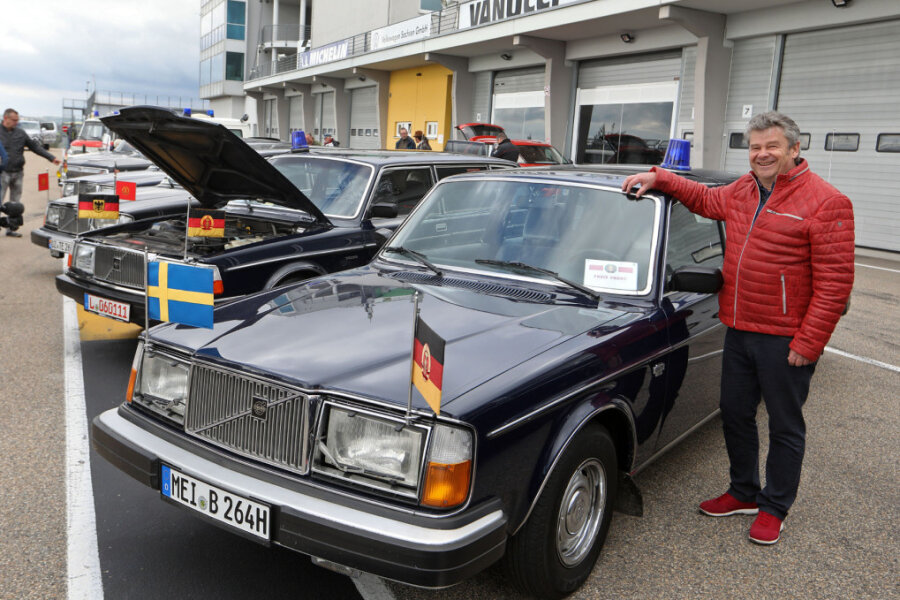 DDR-Staatskarossen drehen auf Sachsenring ihre Runden - Andreas Bönisch vor einem Volvo der DDR-Staatsführung.